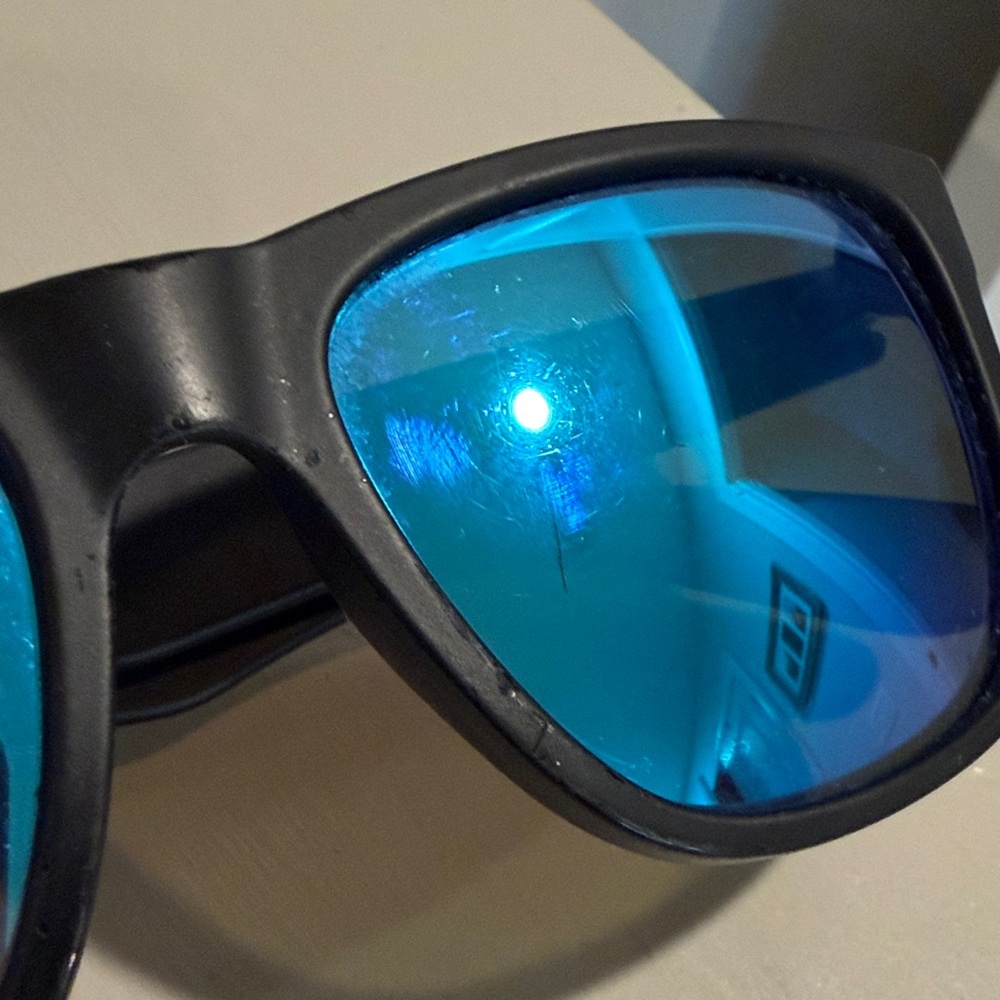 Ray BanSunglasses with Blue Mirrored Lenses - Picture 2 of 9